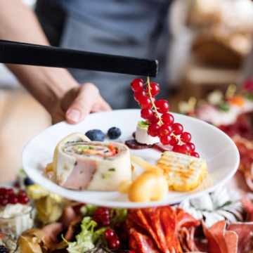 How Much Food You Need for a Catering Event in Chicago